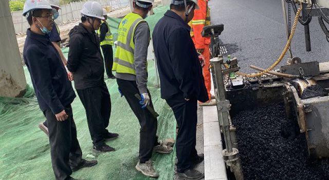 昌國(guó)路主路瀝青混凝土上面層試驗(yàn)段順利鋪設(shè)完成