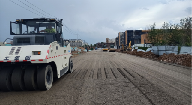 朱家、菜園、三里社區(qū)配套道路提升改造工程西一路水泥穩(wěn)定碎石攤鋪完成