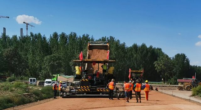 中衛(wèi)下河沿黃河公路大橋級配碎石底基層試驗(yàn)段順利實(shí)施