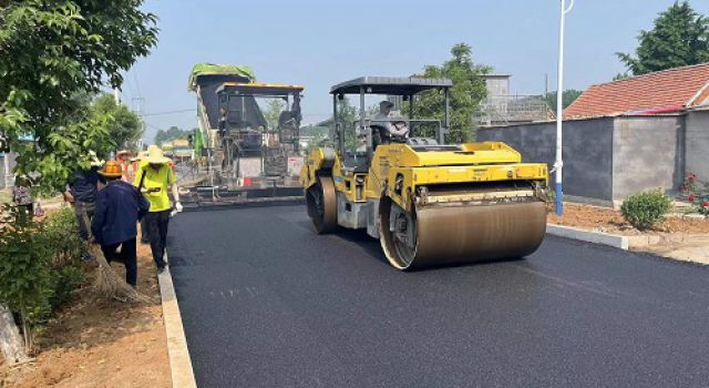 沂南磚埠鎮(zhèn)高架橋—濱河道路大修工程瀝青面層攤鋪順利完成