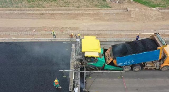 中衛(wèi)下河沿黃河公路大橋?yàn)r青混凝土下面層試驗(yàn)段順利實(shí)施