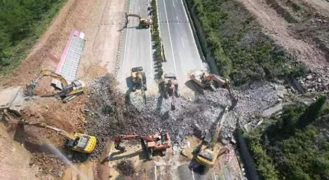 濟菏高速改擴建施工二標順利完成跨線天橋拆除