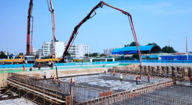 東泰咨詢禹城市漢槐街穿越京滬鐵路U型槽首節(jié)混凝土順利完成