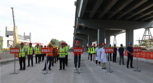 日照市南沿海公路日鋼段高架工程組織安全生產(chǎn)暨防汛防臺風(fēng)應(yīng)急演練活動